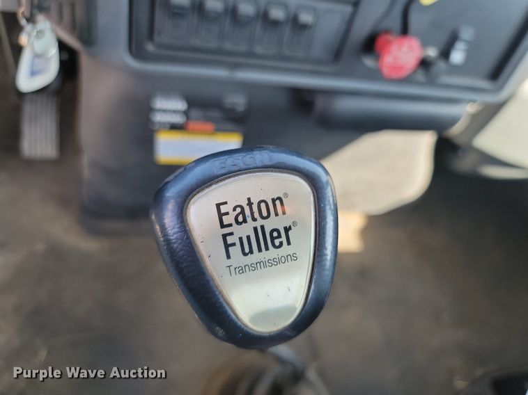 image for item JE9528 2005 International 7400 DT466  truck cab and chassis