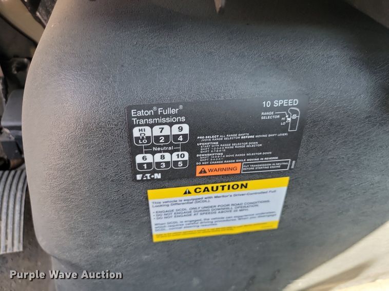 image for item JE9528 2005 International 7400 DT466  truck cab and chassis