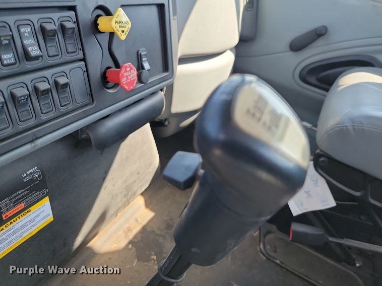 image for item JE9528 2005 International 7400 DT466  truck cab and chassis