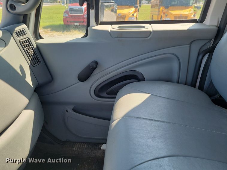 image for item JE9528 2005 International 7400 DT466  truck cab and chassis