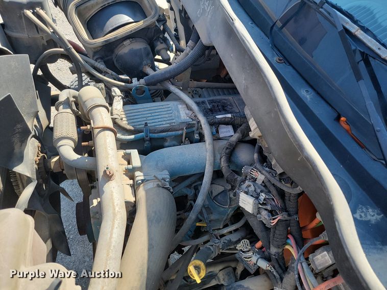 image for item JE9528 2005 International 7400 DT466  truck cab and chassis