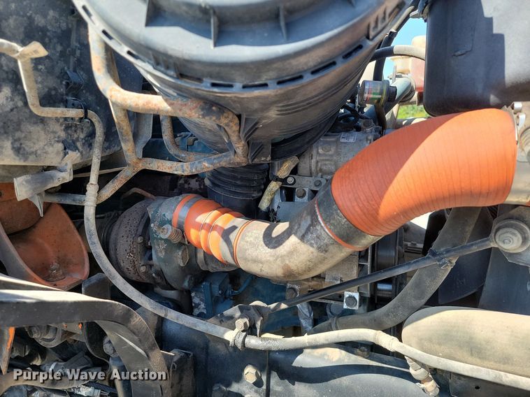 image for item JE9528 2005 International 7400 DT466  truck cab and chassis