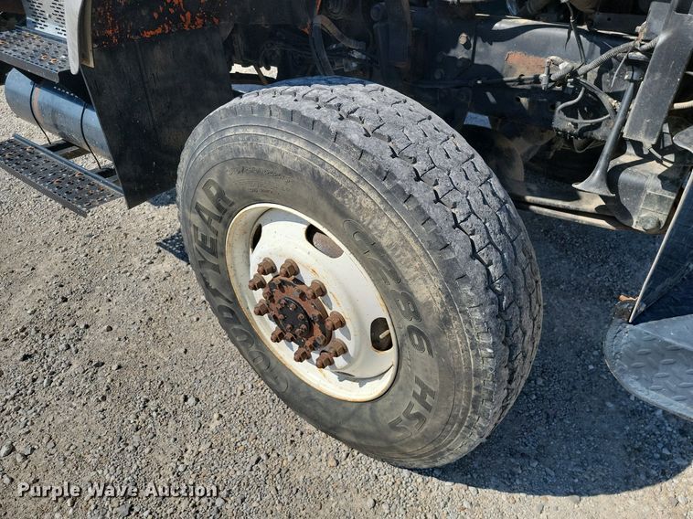 image for item JE9528 2005 International 7400 DT466  truck cab and chassis