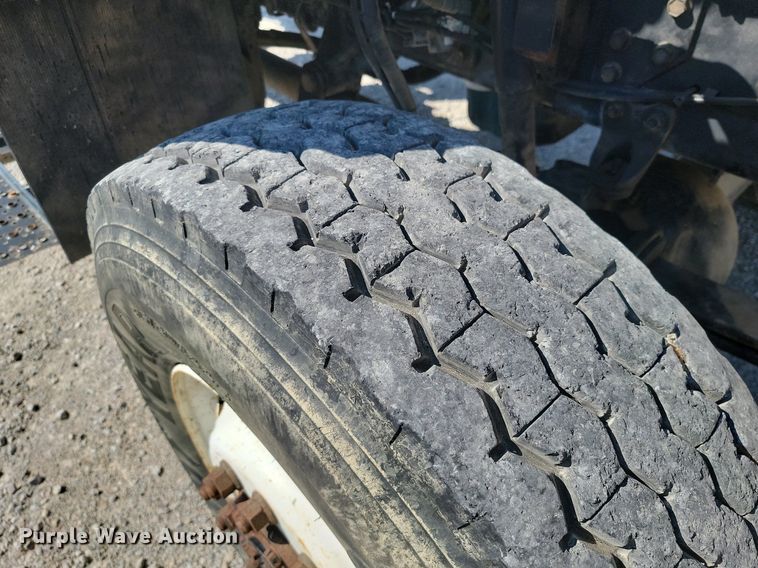 image for item JE9528 2005 International 7400 DT466  truck cab and chassis