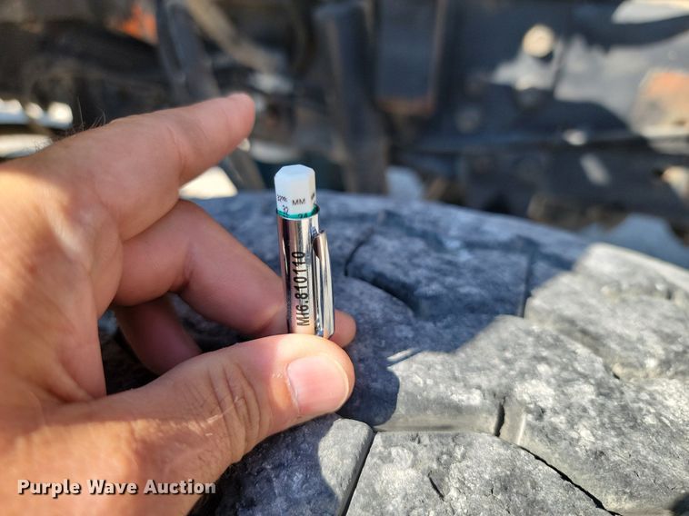 image for item JE9528 2005 International 7400 DT466  truck cab and chassis