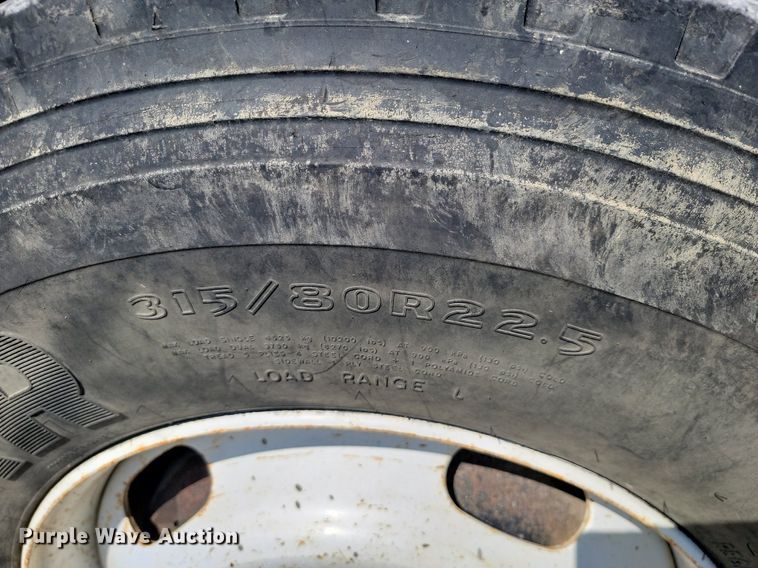 image for item JE9528 2005 International 7400 DT466  truck cab and chassis