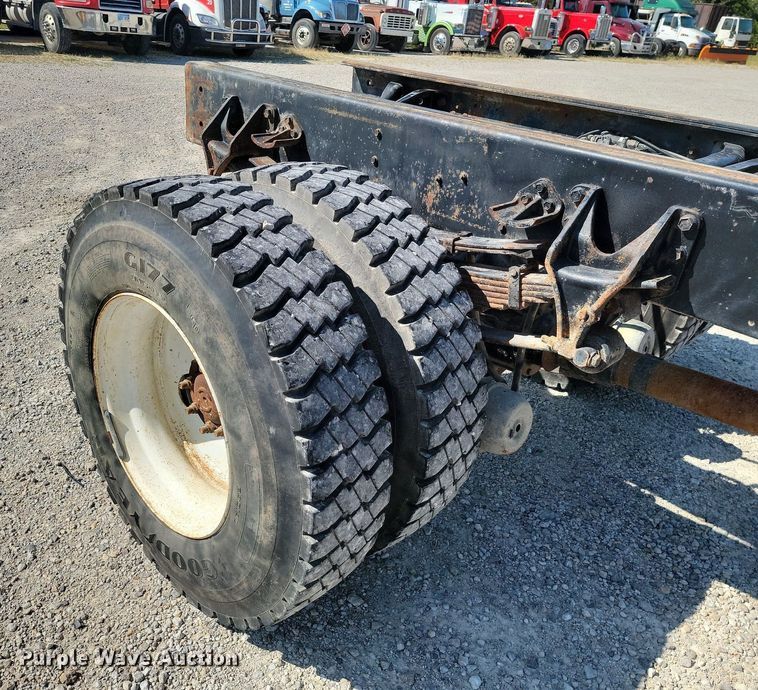 image for item JE9528 2005 International 7400 DT466  truck cab and chassis