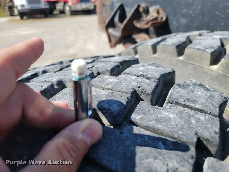 image for item JE9528 2005 International 7400 DT466  truck cab and chassis