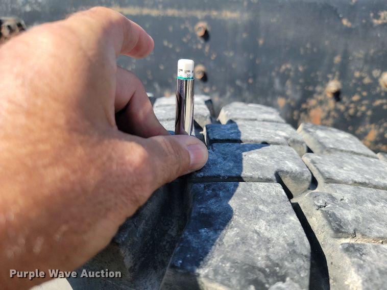 image for item JE9528 2005 International 7400 DT466  truck cab and chassis