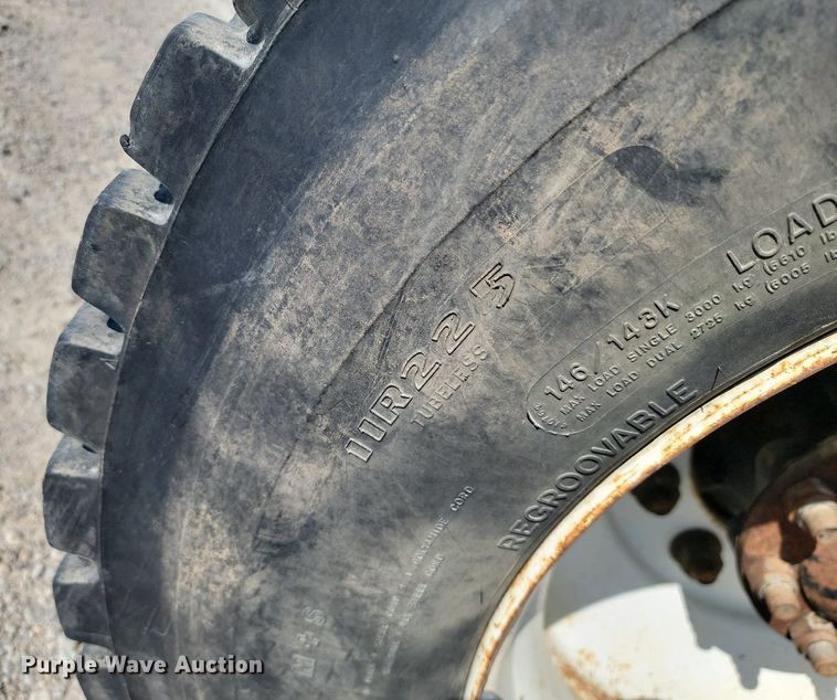 image for item JE9528 2005 International 7400 DT466  truck cab and chassis