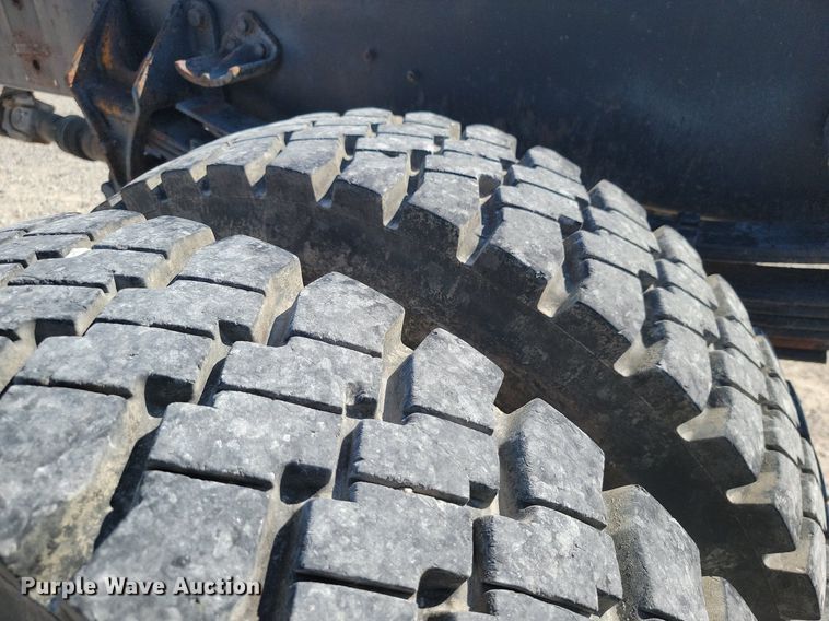 image for item JE9528 2005 International 7400 DT466  truck cab and chassis