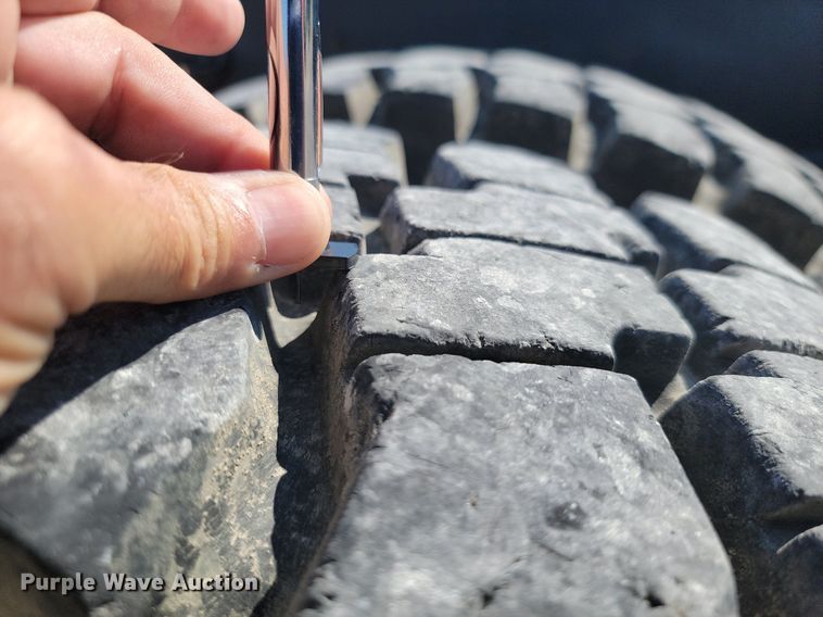 image for item JE9528 2005 International 7400 DT466  truck cab and chassis