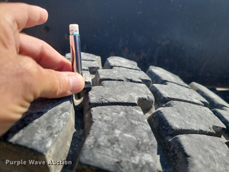 image for item JE9528 2005 International 7400 DT466  truck cab and chassis