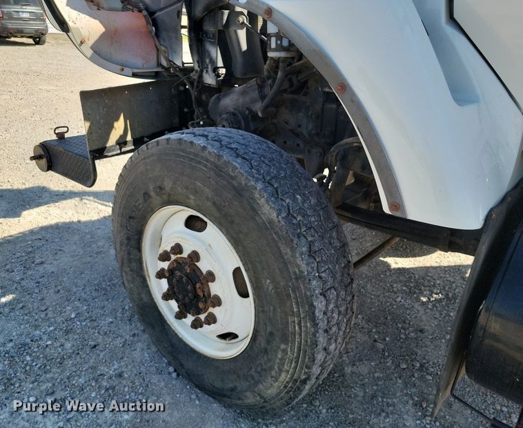 image for item JE9528 2005 International 7400 DT466  truck cab and chassis