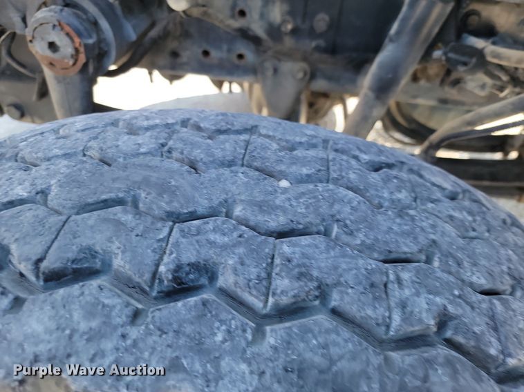 image for item JE9528 2005 International 7400 DT466  truck cab and chassis