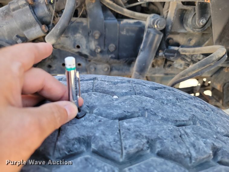 image for item JE9528 2005 International 7400 DT466  truck cab and chassis