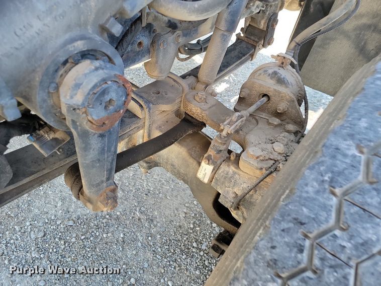 image for item JE9528 2005 International 7400 DT466  truck cab and chassis