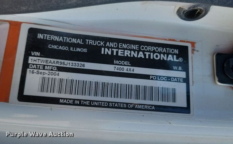 image for item JE9528 2005 International 7400 DT466  truck cab and chassis