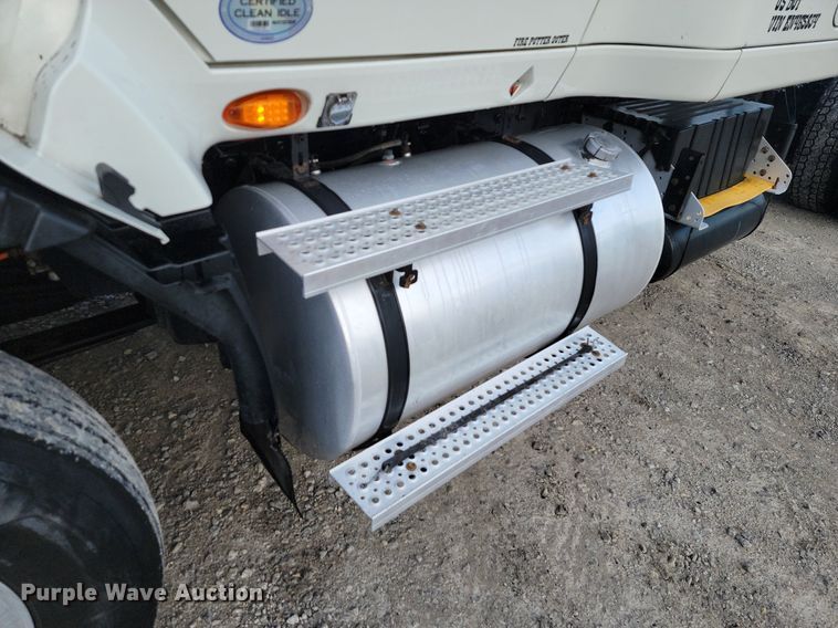 image for item JE9532 2014 International ProStar Plus  semi truck