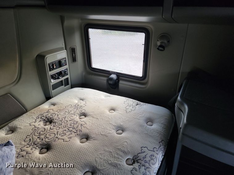 image for item JE9532 2014 International ProStar Plus  semi truck