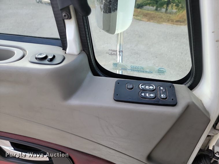 image for item JE9532 2014 International ProStar Plus  semi truck