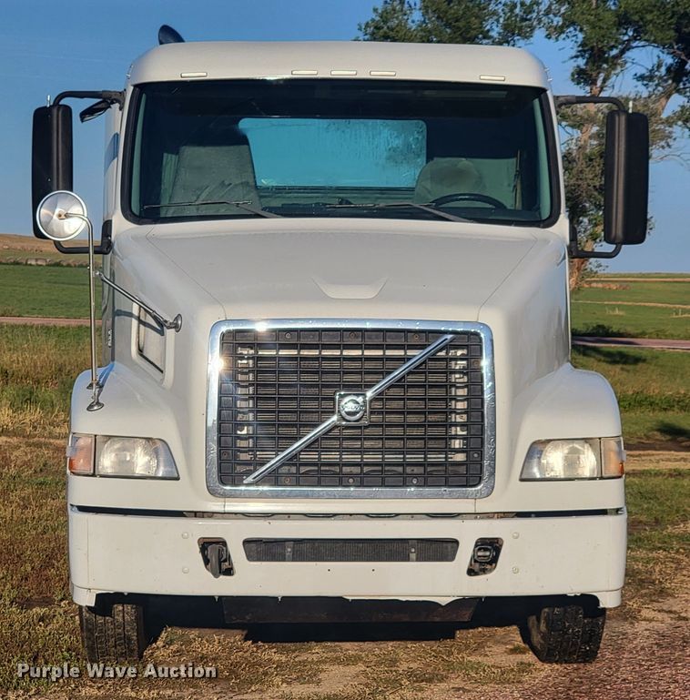 image for item JW9632 2009 Volvo VNM  semi truck