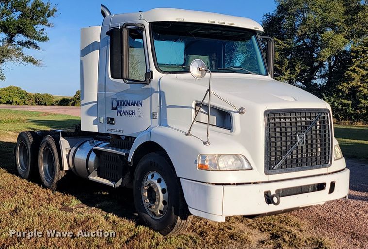 image for item JW9632 2009 Volvo VNM  semi truck