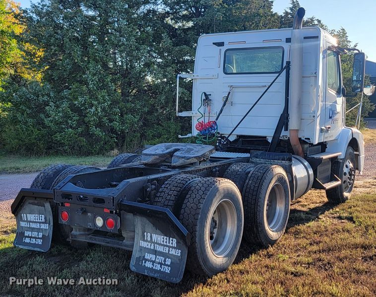 image for item JW9632 2009 Volvo VNM  semi truck