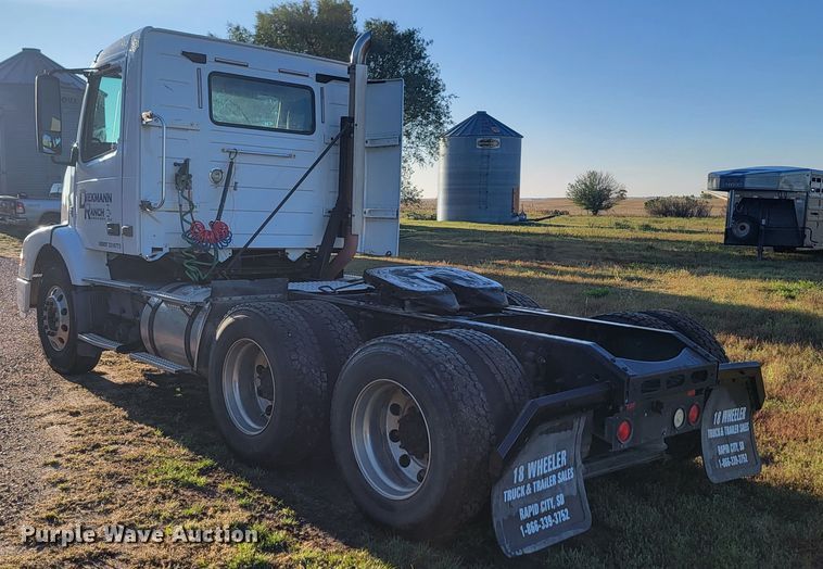 image for item JW9632 2009 Volvo VNM  semi truck