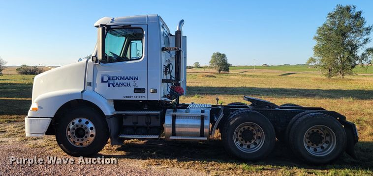 image for item JW9632 2009 Volvo VNM  semi truck