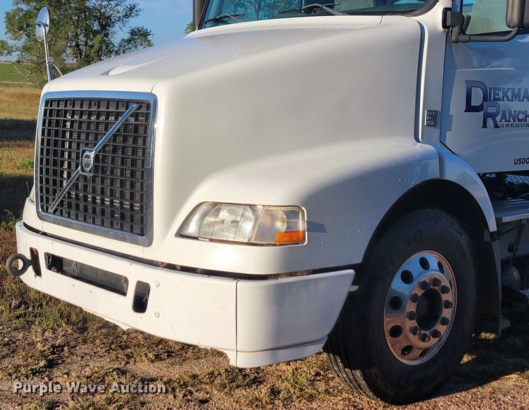 image for item JW9632 2009 Volvo VNM  semi truck