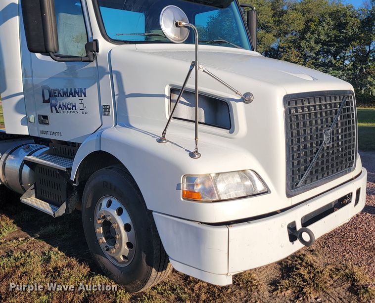 image for item JW9632 2009 Volvo VNM  semi truck