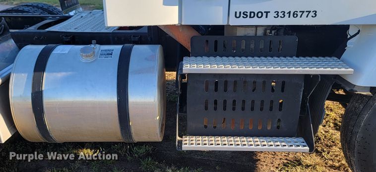 image for item JW9632 2009 Volvo VNM  semi truck