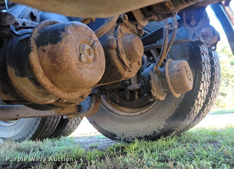 image for item JW9632 2009 Volvo VNM  semi truck