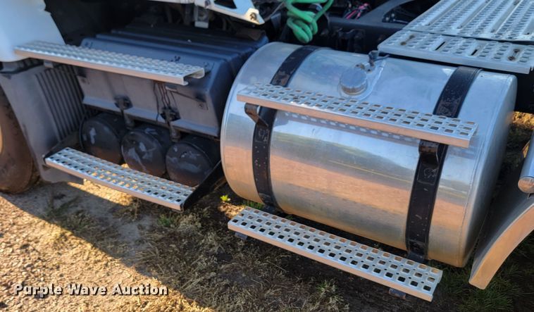 image for item JW9632 2009 Volvo VNM  semi truck