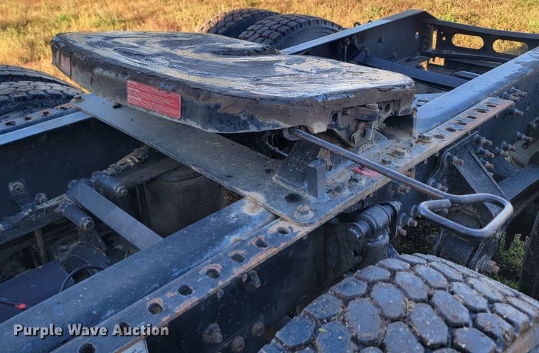 image for item JW9632 2009 Volvo VNM  semi truck