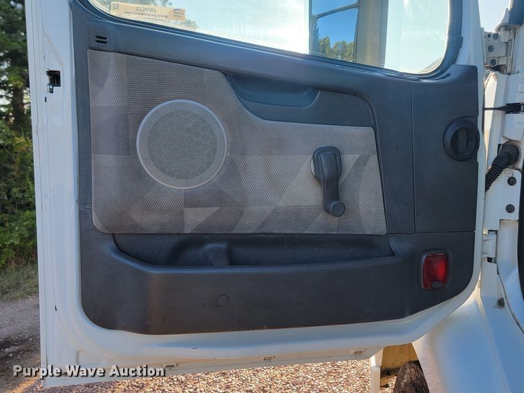 image for item JW9632 2009 Volvo VNM  semi truck