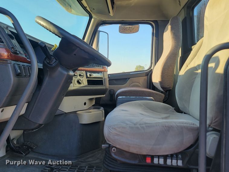 image for item JW9632 2009 Volvo VNM  semi truck