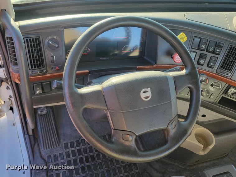 image for item JW9632 2009 Volvo VNM  semi truck
