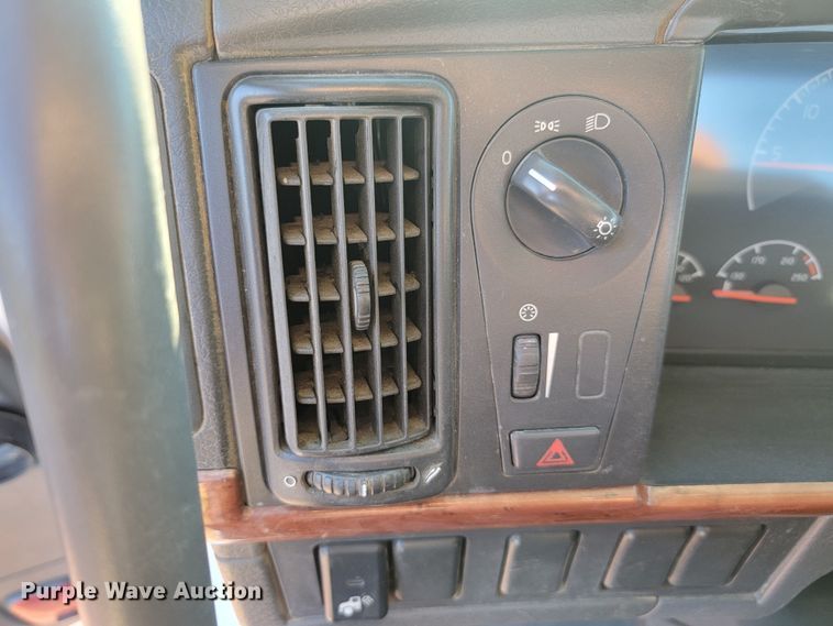 image for item JW9632 2009 Volvo VNM  semi truck