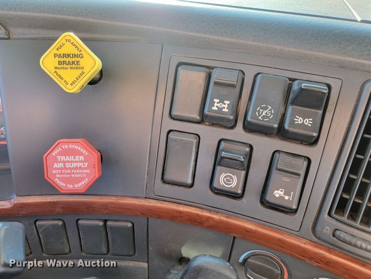 image for item JW9632 2009 Volvo VNM  semi truck