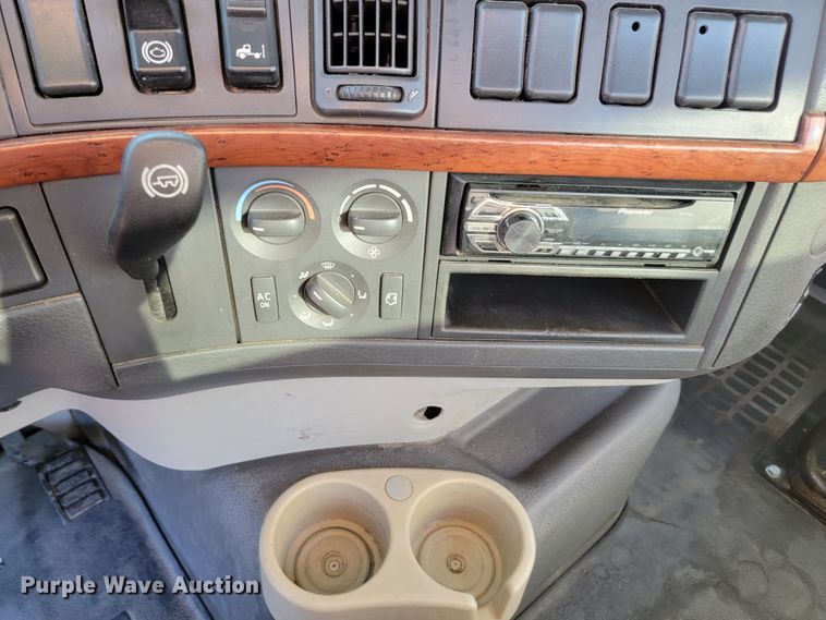 image for item JW9632 2009 Volvo VNM  semi truck