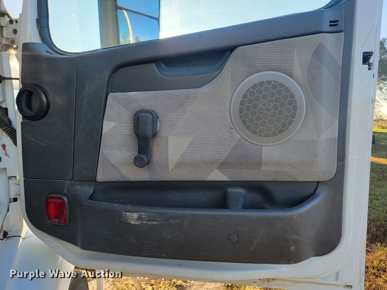 image for item JW9632 2009 Volvo VNM  semi truck