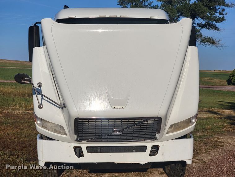 image for item JW9632 2009 Volvo VNM  semi truck
