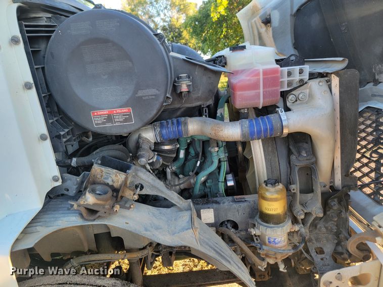 image for item JW9632 2009 Volvo VNM  semi truck