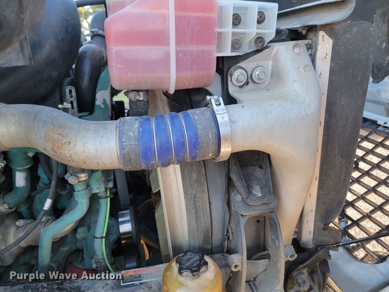 image for item JW9632 2009 Volvo VNM  semi truck