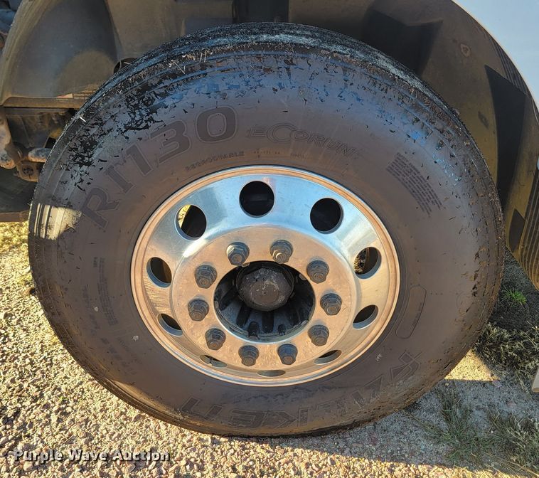 image for item JW9632 2009 Volvo VNM  semi truck