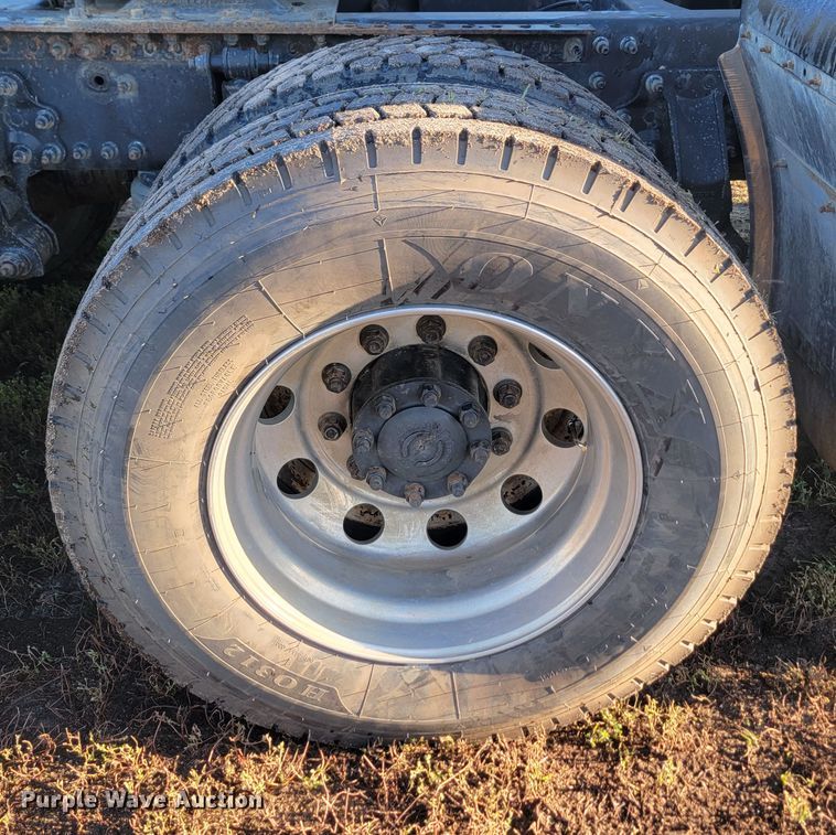 image for item JW9632 2009 Volvo VNM  semi truck