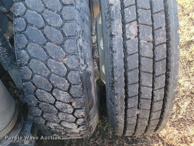 image for item JW9632 2009 Volvo VNM  semi truck