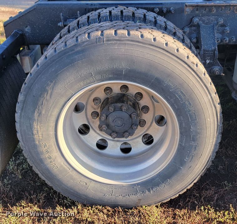 image for item JW9632 2009 Volvo VNM  semi truck